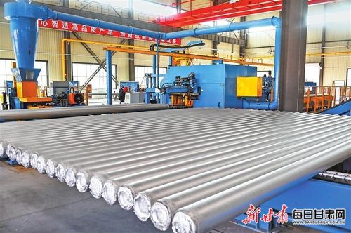 酒鋼集團東興鋁業(yè)隴西分公司生產(chǎn)車間 工人們加工鋁產(chǎn)品